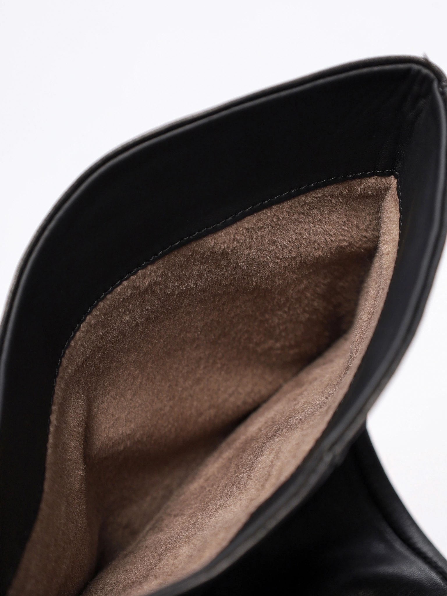 Сапоги черного цвета на высоком каблуке